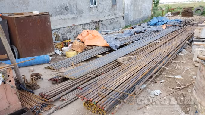 Tại công trường, nhiều vật liệu thép không được bảo quản cẩn thận dẫn đến hoen rỉ.
