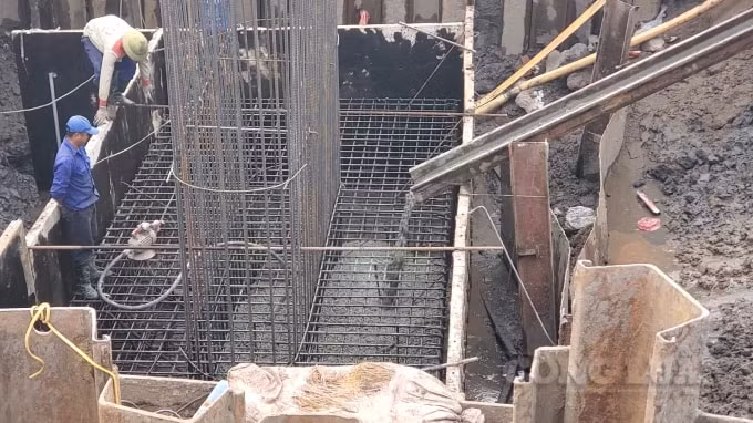 Công ty Thuận Duy đổ bê tông trụ cầu không đúng biện pháp thi công (Ảnh cắt từ clip).