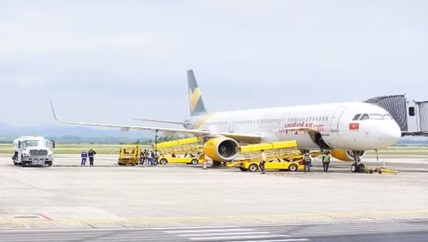 Máy bay Vietjet Air hạ cánh xuống sân bay Vân Đồn