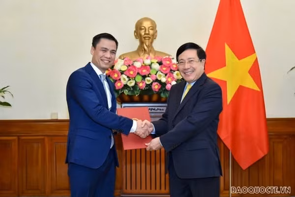 Phó Thủ tướng, Bộ trưởng Ngoại giao Phạm Bình Minh trao quyết định bổ nhiệm Thứ trưởng Ngoại giao cho ông Đặng Hoàng Giang. Ảnh: baoquocte.vn