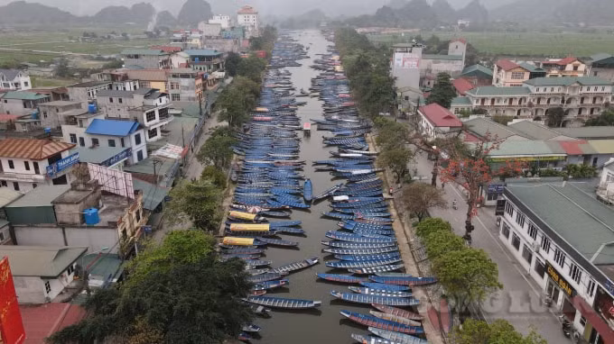 Vào sáng ngày 12/3, một ngày trước khi chính thức mở cửa chùa Hương, huyện Mỹ Đức, Hà Nội lực lượng chức năng đang tích cực sắp xếp lại nhân sự phục vụ cho mùa lễ hội sắp diễn ra.