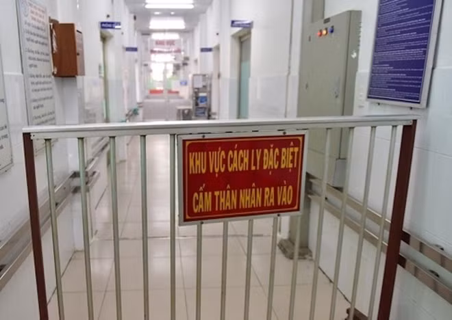 Người phụ nữ bán vé số ở Tiền Giang đột nhập vào phòng bệnh nhân Covid-19. Ảnh: TL
