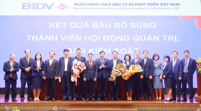 Ban Lãnh đạo BIDV chúc mừng các thành viên mới của HĐQT và Ban Kiểm soát BIDV