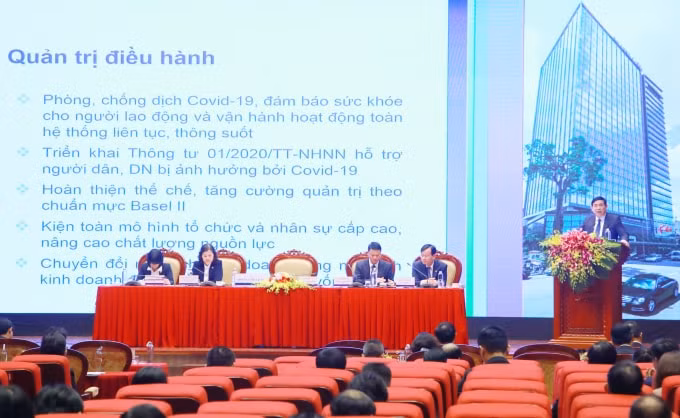 Chủ tịch HĐQT BIDV Phan Đức Tú báo cáo một số kết quả hoạt động của BIDV năm 2020