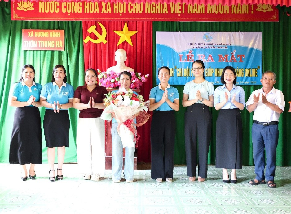 ban-dieu-hanh-chi-hoi-phu-nu-giup-do-nhau-ban-hang-online-tai-xa-huong-binh.jpg