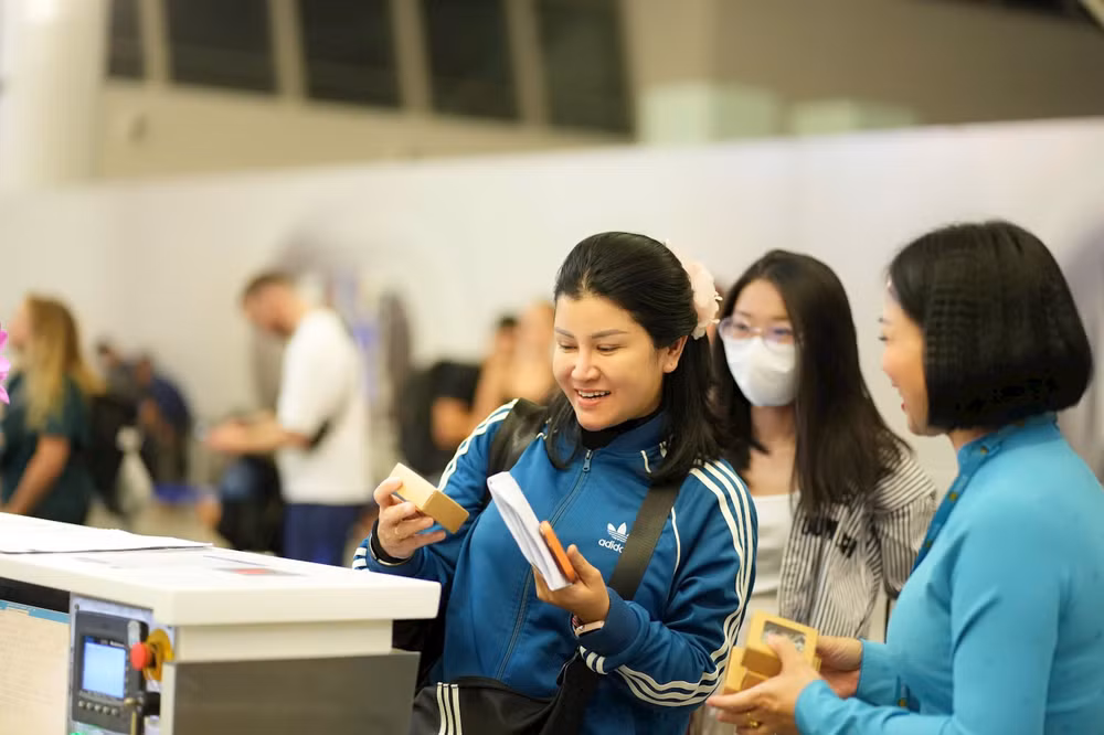 Vietnam Airlines tặng quà lưu niệm cho những hành khách trên chuyến bay đầu tiên