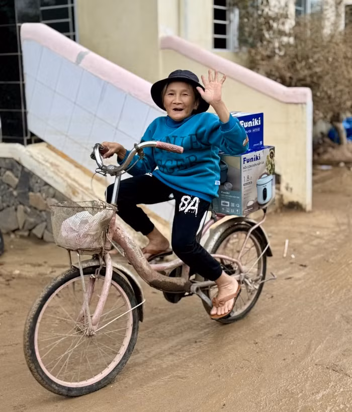 Bà con vui vẻ trở về với những phần quà từ Hòa Phát
