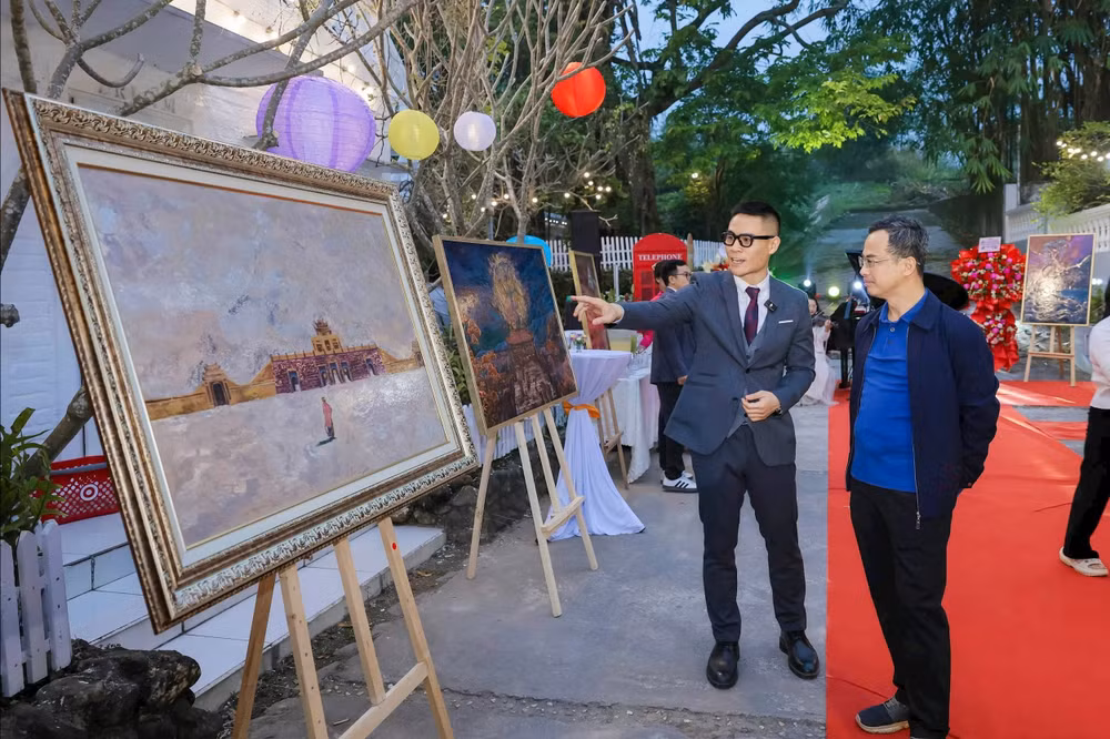 Hoạ sĩ Chu Nhật Quang giới thiệu tác phẩm đến công chúng.