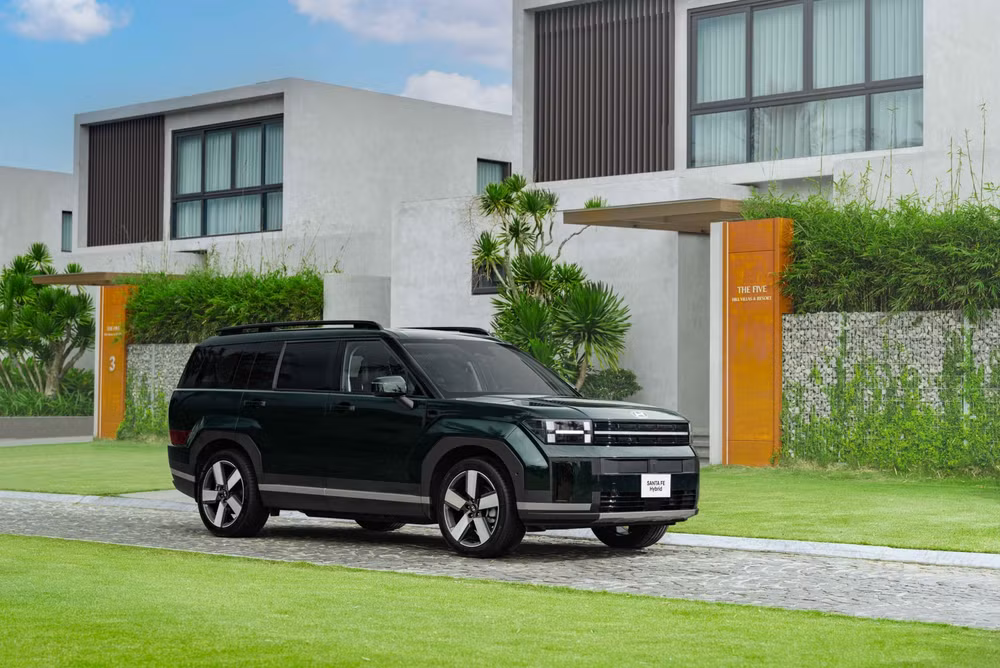 Ngoại thất Hyundai Santa Fe Hybrid không có nhiều khác biệt so với các phiên bản thuần động cơ đốt trong - Ảnh: HTV