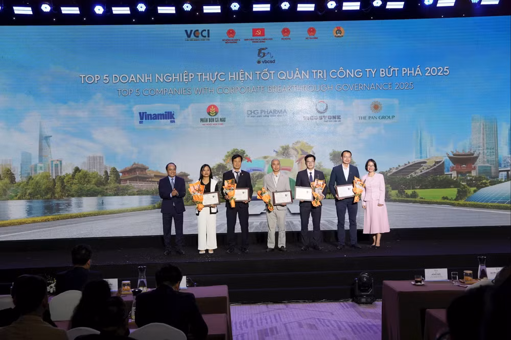 Ông Đỗ Thành Hưng – Phó Chánh Văn phòng Hội đồng Quản trị PVCFC được xướng tên trong Top 5 Doanh nghiệp thực hiện Quản trị công ty bứt phá năm 2025