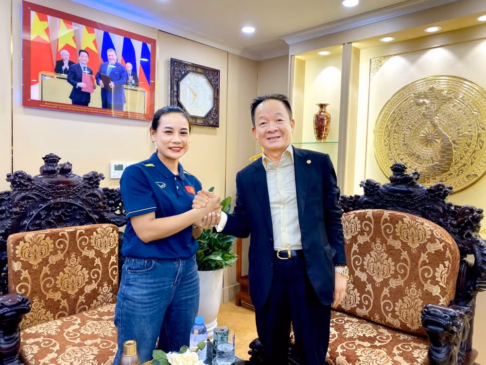 Ảnh 2: Buổi gặp ấn tượng với Bầu Hiển vào tháng 7/2024 đã khiến Văn Thị Thanh đồng ý làm HLV CLB nữ Thái Nguyên T&T.