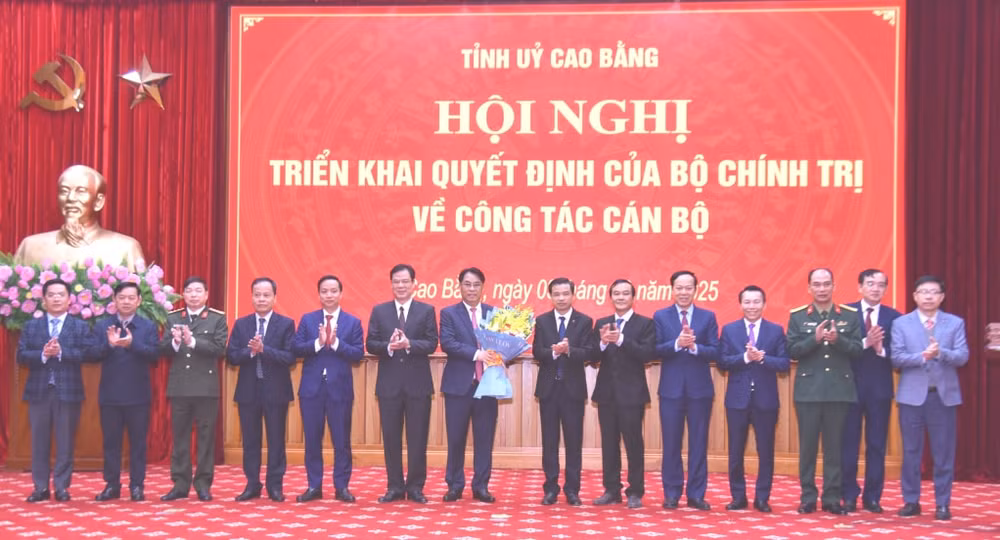 Ban Thường vụ Tỉnh ủy tặng hoa chúc mừng Bí thư Tỉnh ủy Phan Thăng An.