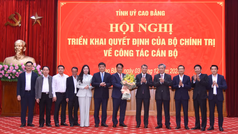 Lãnh đạo Ban Tổ chức Trung ương tặng hoa chúc mừng Bí thư Tỉnh ủy Cao Bằng Phan Thăng An.