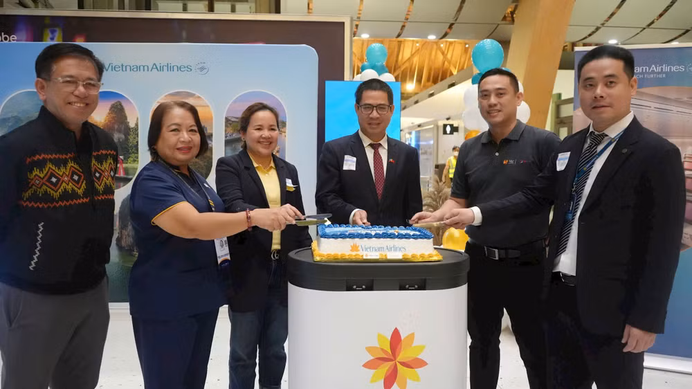 Vietnam Airlines đã thực hiện cắt bánh khai trương đường bay thẳng HAN-CEB với sự tham dự của ông Lại Thái Bình - Đại sứ Việt Nam tại Philippines, đại diện Bộ Du lịch Philippine và nhà chức trách sân bay Cebu