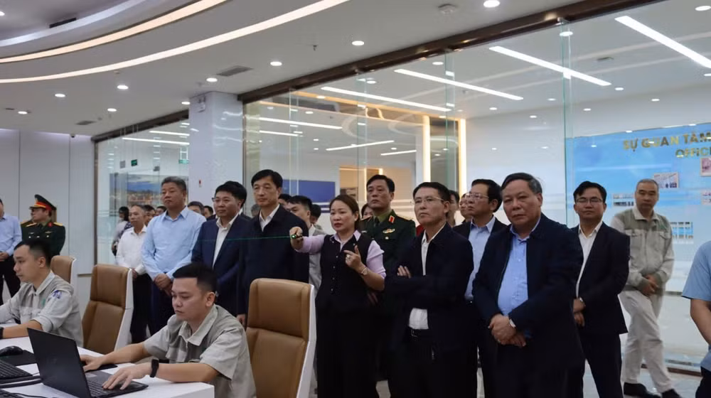 Bí thư Thành ủy Nguyễn Duy Ngọc, Phó Bí thư Thường trực Thành ủy Nguyễn Văn Phong, Phó Bí thư Thành ủy Nguyễn Trọng Đông nghe giới thiệu về vận hành Nhà máy điện rác Sóc Sơn.