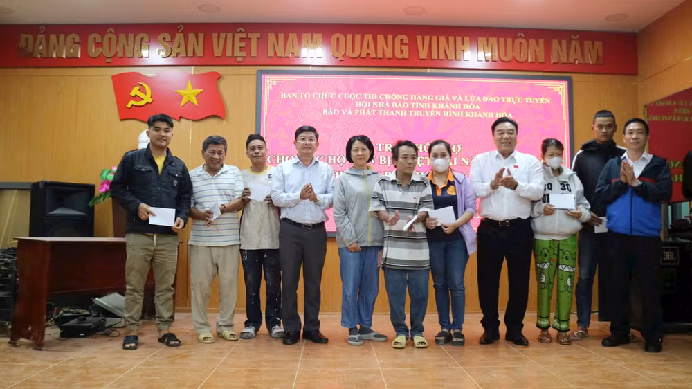 Lãnh đạo 2 đơn vị tặng quà cho người dân phường Tây Nha Trang.