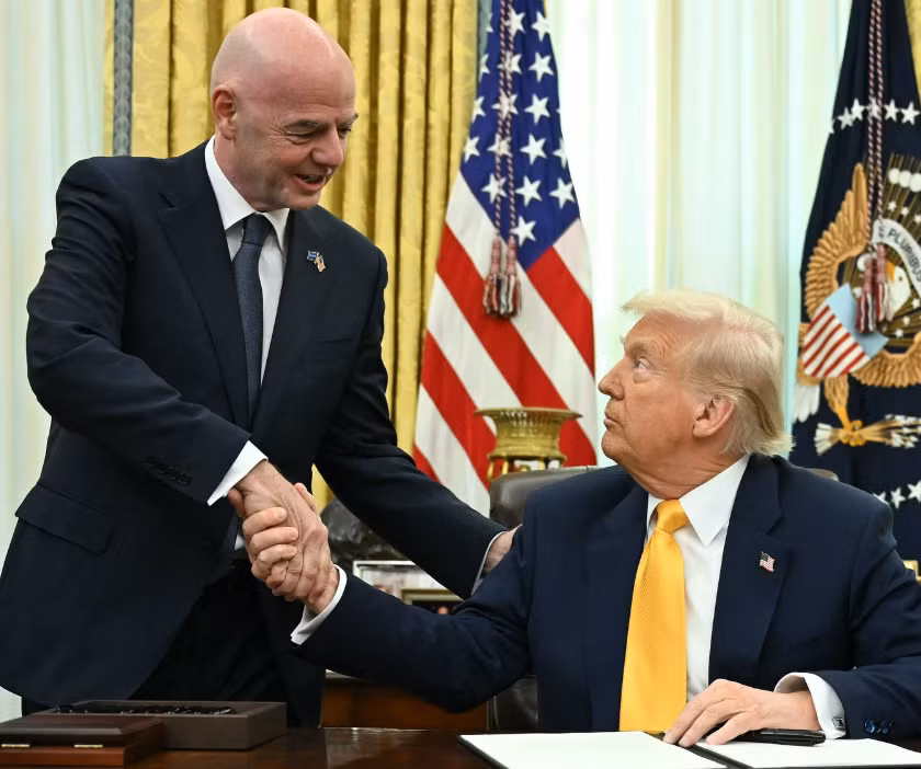 Chủ tịch FIFA Gianni Infantino (trái) bắt tay Tổng thống Mỹ Donald Trump tại Nhà Trắng. Ảnh: Instagram/gianni_infantino