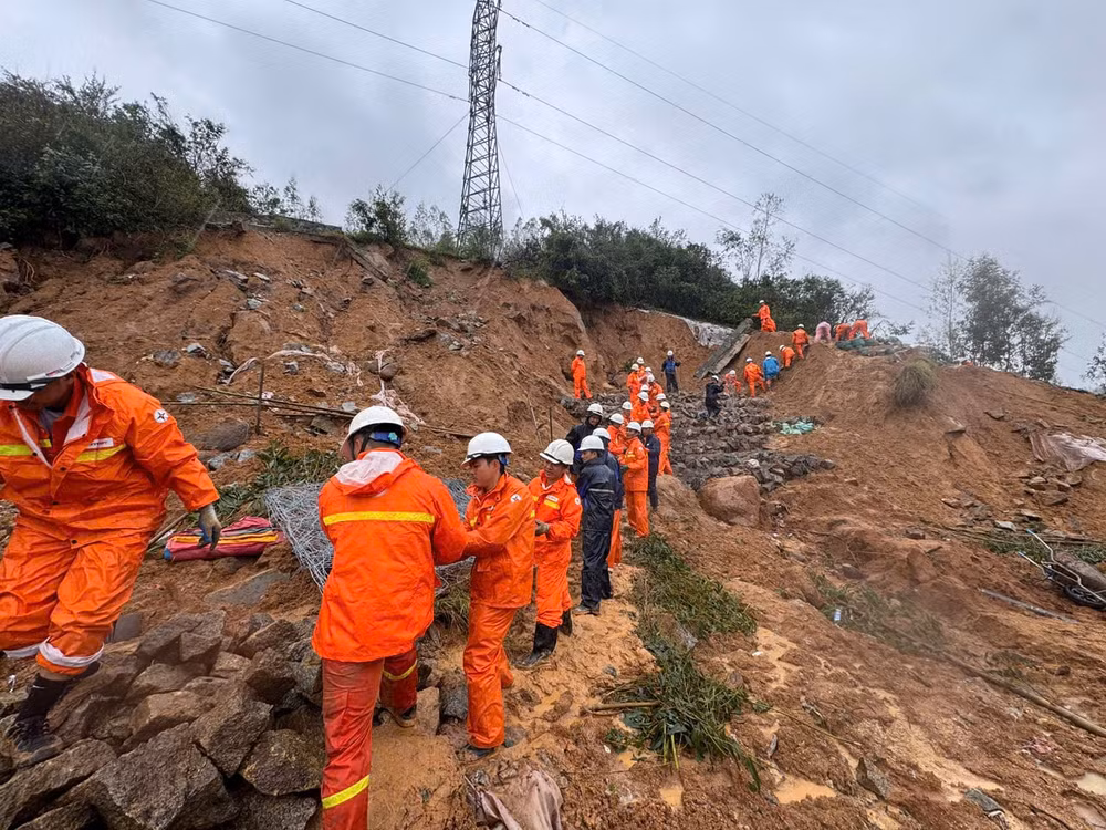 Đội TTĐ Gia Lai (PTC3) gia cố chống sạc lở vị trí 14 đường dây 220kV Tuy Hòa - Quy Nhơn