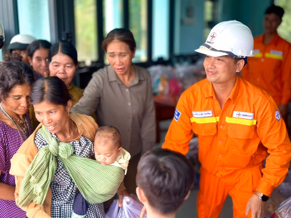 Đội TTĐ Khánh Hòa (PTC3) trao quà cứu trợ cho người dân vùng lũ tại xã Bác Ái Tây, tỉnh Khánh Hòa