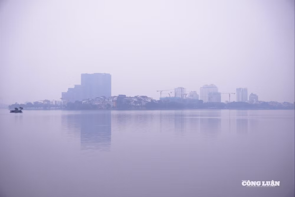 Hình ảnh ghi nhận đầu giờ chiều 4/12, những lớp bụi mịn tại Hồ Tây dày đặc cùng với không khí ngột ngạt, khó thở.