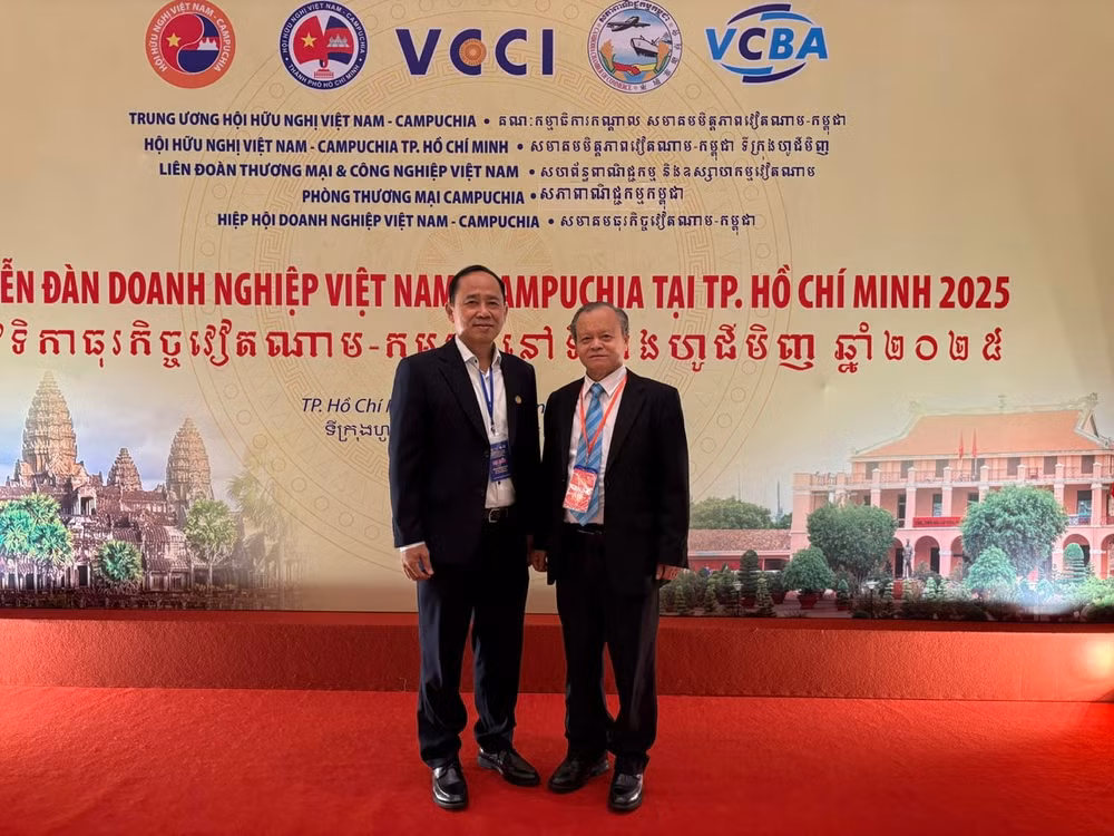 Đại tá Trần Văn Thông (bên phải) tham dự Diễn đàn doanh nghiệp Việt Nam - Campuchia tại TP Hồ Chí Minh 2025.