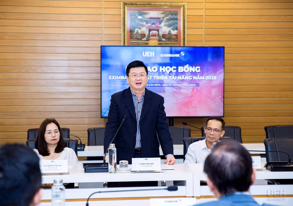 Trao hoc bong UEH 2025 (2)