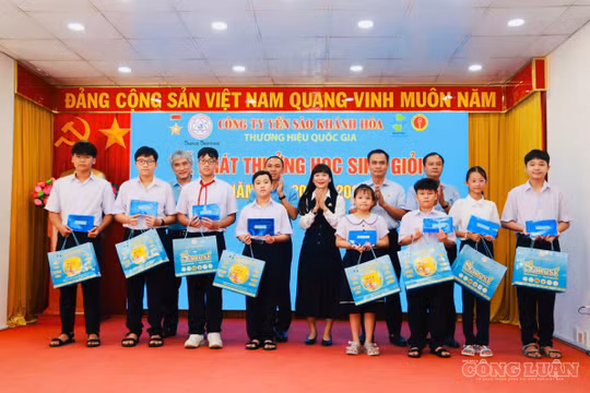 Công ty Yến sào Khánh Hòa khen thưởng 2.170 học sinh khá, giỏi