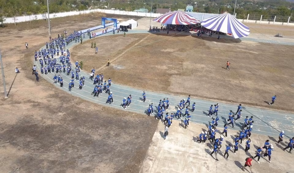 kon tum gan 1000 van dong vien dua tai o giai marathon vi an toan giao thong hinh 1