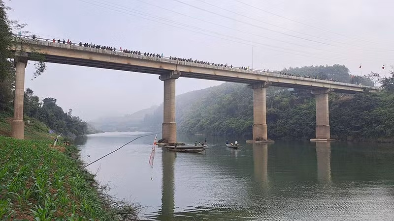 mau thuan nho voi gia dinh mot nam sinh o quang binh nhay cau tu tu hinh 1