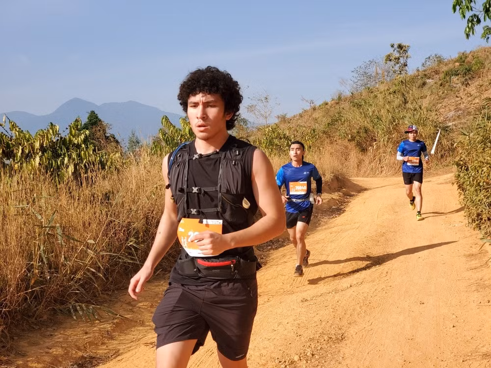 kon tum gan 1000 van dong vien dua tai o giai marathon vi an toan giao thong hinh 9