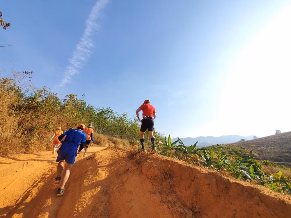 kon tum gan 1000 van dong vien dua tai o giai marathon vi an toan giao thong hinh 3