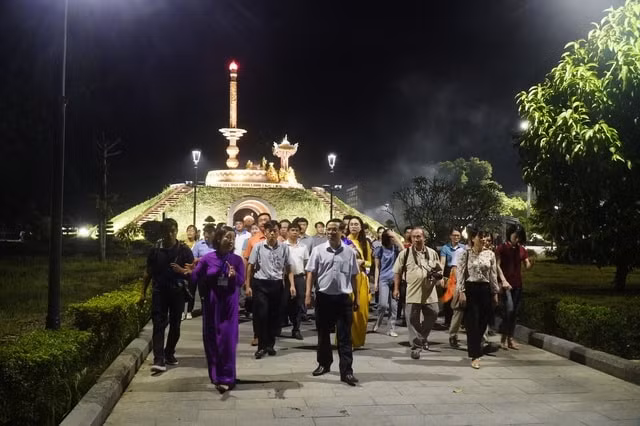 quang tri mien phi 500 khach ngoai tinh dau tien di tour du lich dem hinh 2