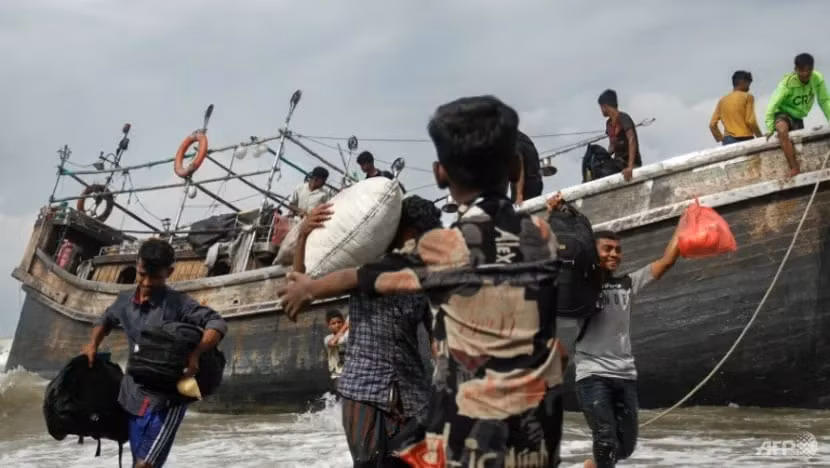 nguoi ti nan rohingya do bo vao bo bien indonesia hinh 1