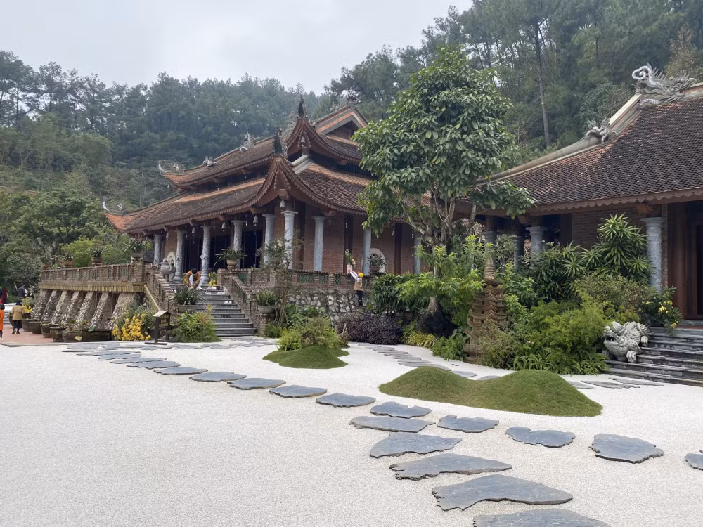 status hay ve di le chua cau binh an dau nam hinh 2