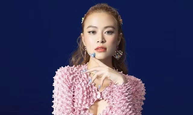 hoang thuy linh dan dau de cu giai thuong cong hien nam 2023 hinh 4