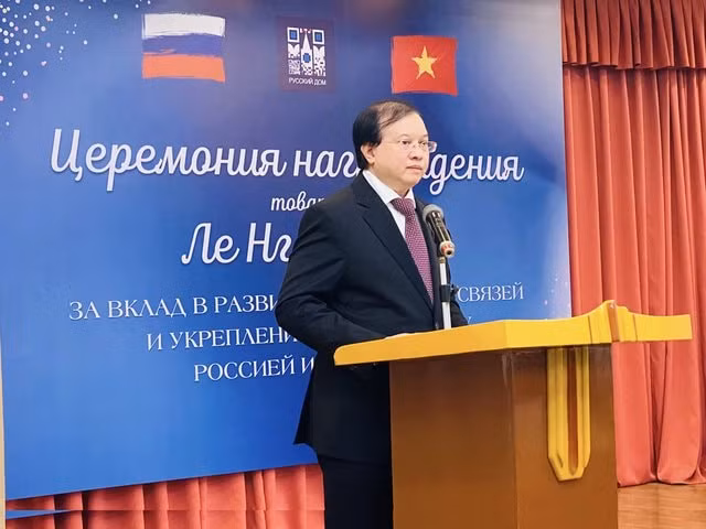 trao tang ky niem chuong vi tinh huu nghi va su hop tac viet nam nga hinh 2