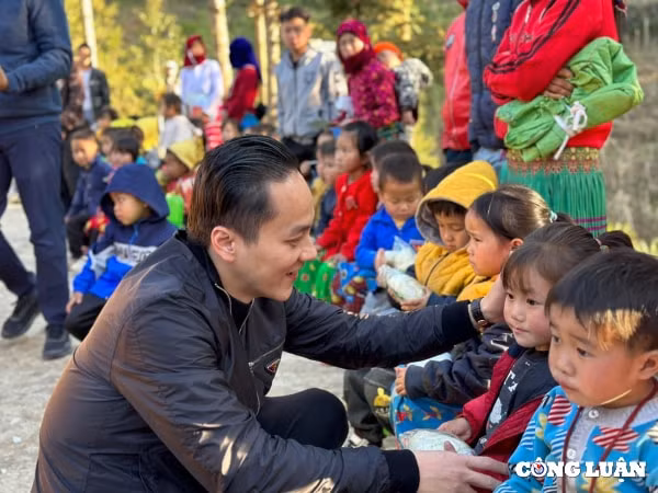 nhung nha bao chien si cong an nhan dan cau noi trong hoat dong nhan dao tu thien hinh 3