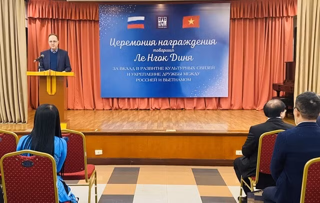 trao tang ky niem chuong vi tinh huu nghi va su hop tac viet nam nga hinh 1