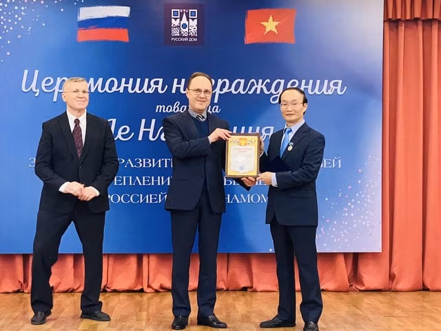 trao tang ky niem chuong vi tinh huu nghi va su hop tac viet nam nga hinh 3