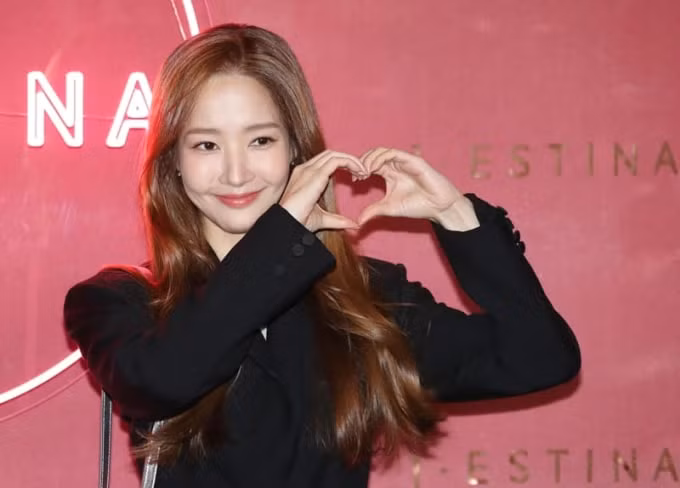 co nang park min young bi cam xuat canh hinh 2