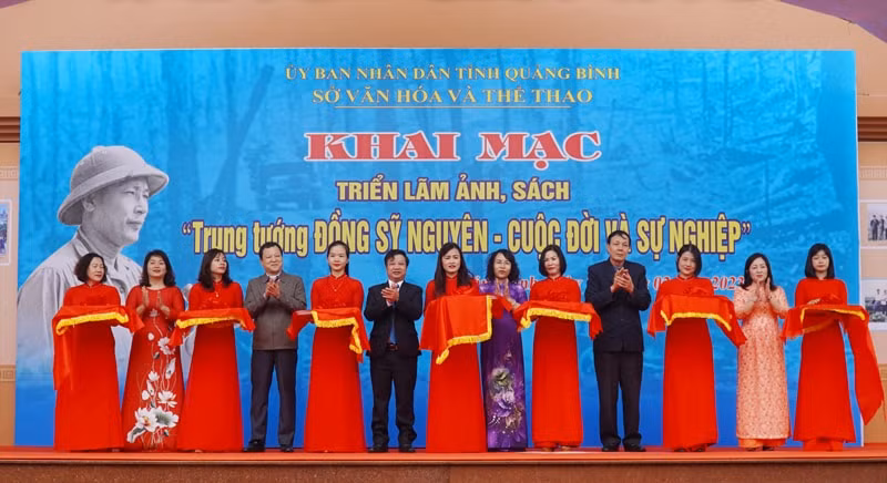 khai mac trien lam anh sach trung tuong dong sy nguyen cuoc doi va su nghiep tai quang binh hinh 1