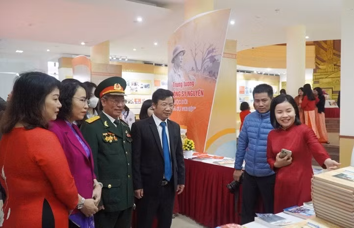 khai mac trien lam anh sach trung tuong dong sy nguyen cuoc doi va su nghiep tai quang binh hinh 2