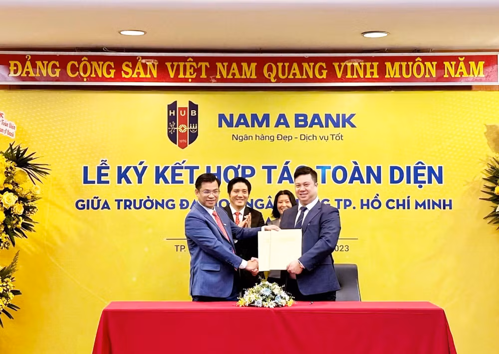 nam a bank hop tac toan dien cung dai hoc ngan hang tphcm hinh 1