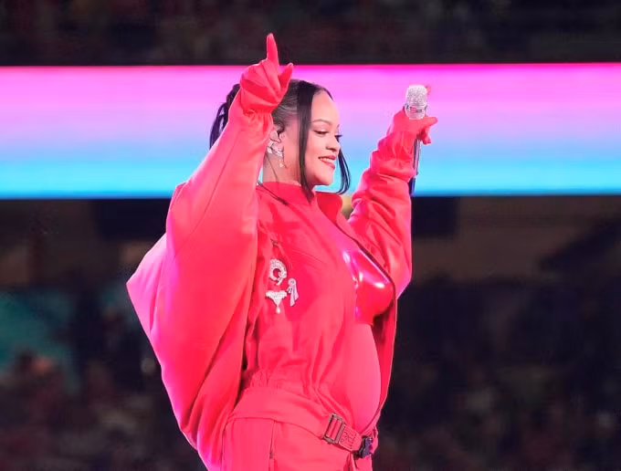 rihanna lo bung bau xac nhan dang mang thai be thu 2 hinh 1