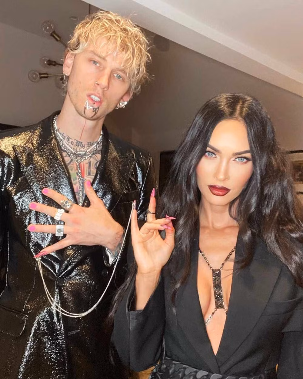 rapper mgk bi megan fox xoa khoi instagram vi ngoai tinh hinh 1