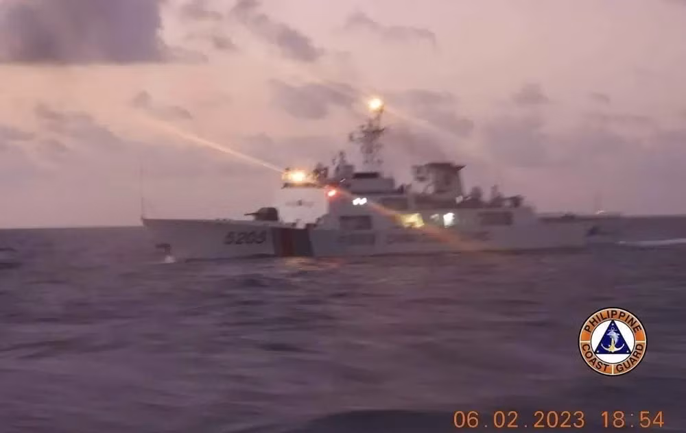 philippines cao buoc bi tau trung quoc chieu tia laser o bien dong hinh 2