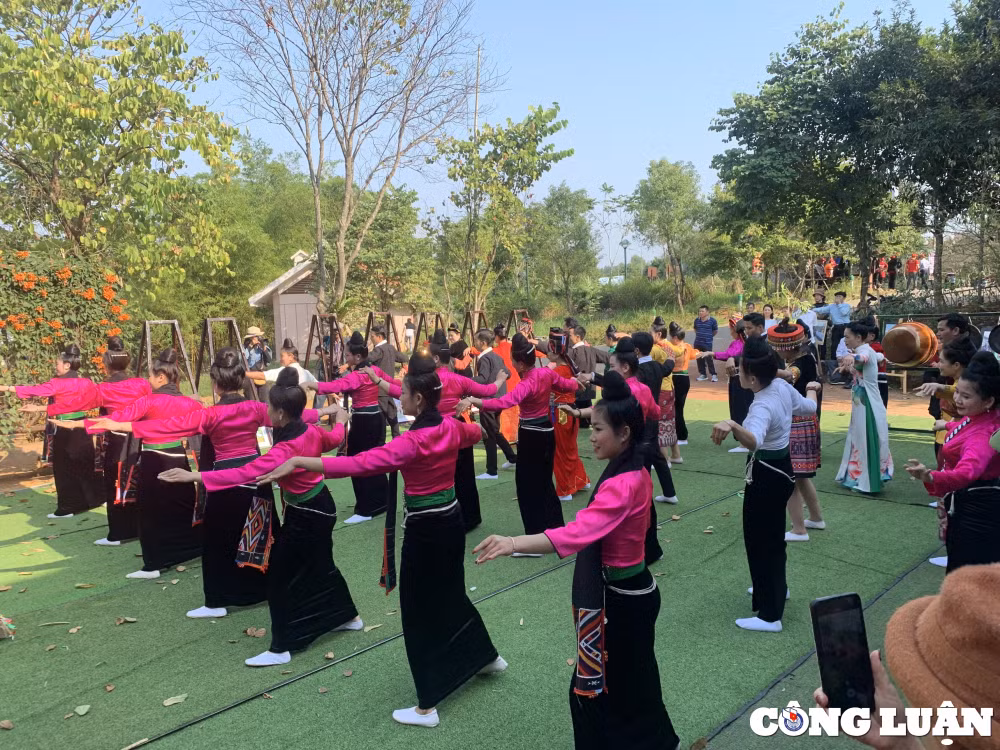ngay hoi sac xuan tren moi mien to quoc an tuong voi nghe thuat xoe thai hinh 9