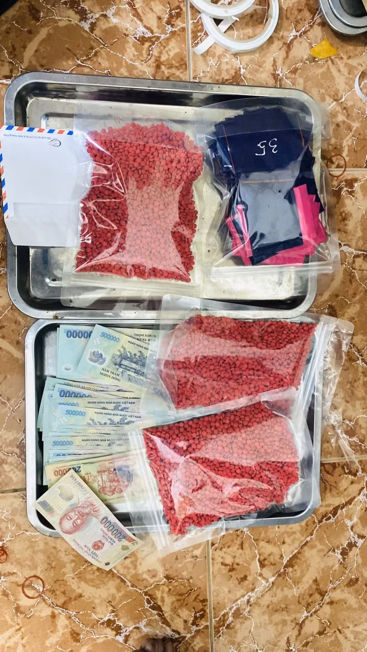 bat 2 doi tuong thu giu hon 12000 vien ma tuy o quang binh hinh 2