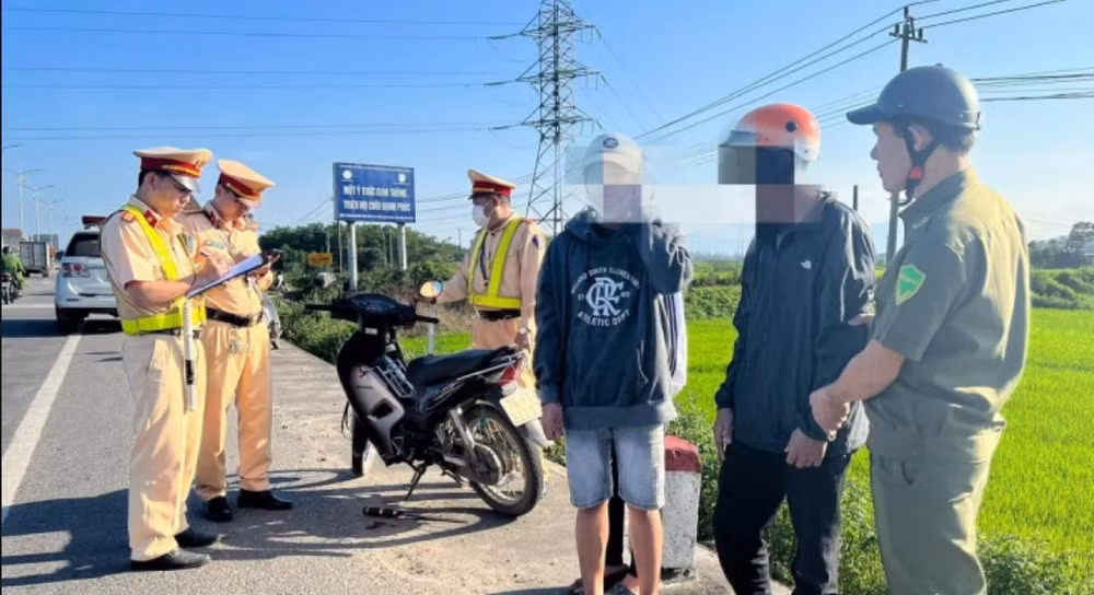 canh sat giao thong ngan chan nhom doi tuong mang dao duoi chem hoc sinh hinh 1
