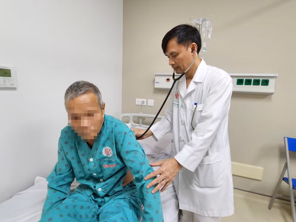 nom am nguoi den kham benh ve ho hap tang hinh 1